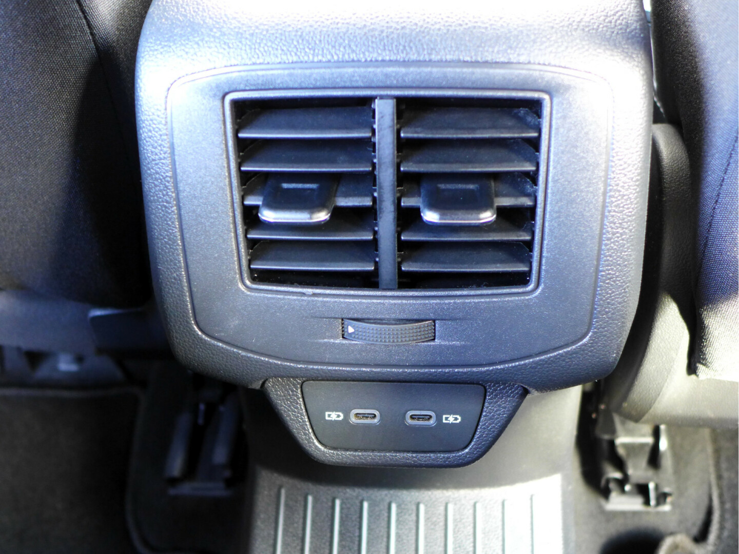 Volkswagen-T-Roc-29