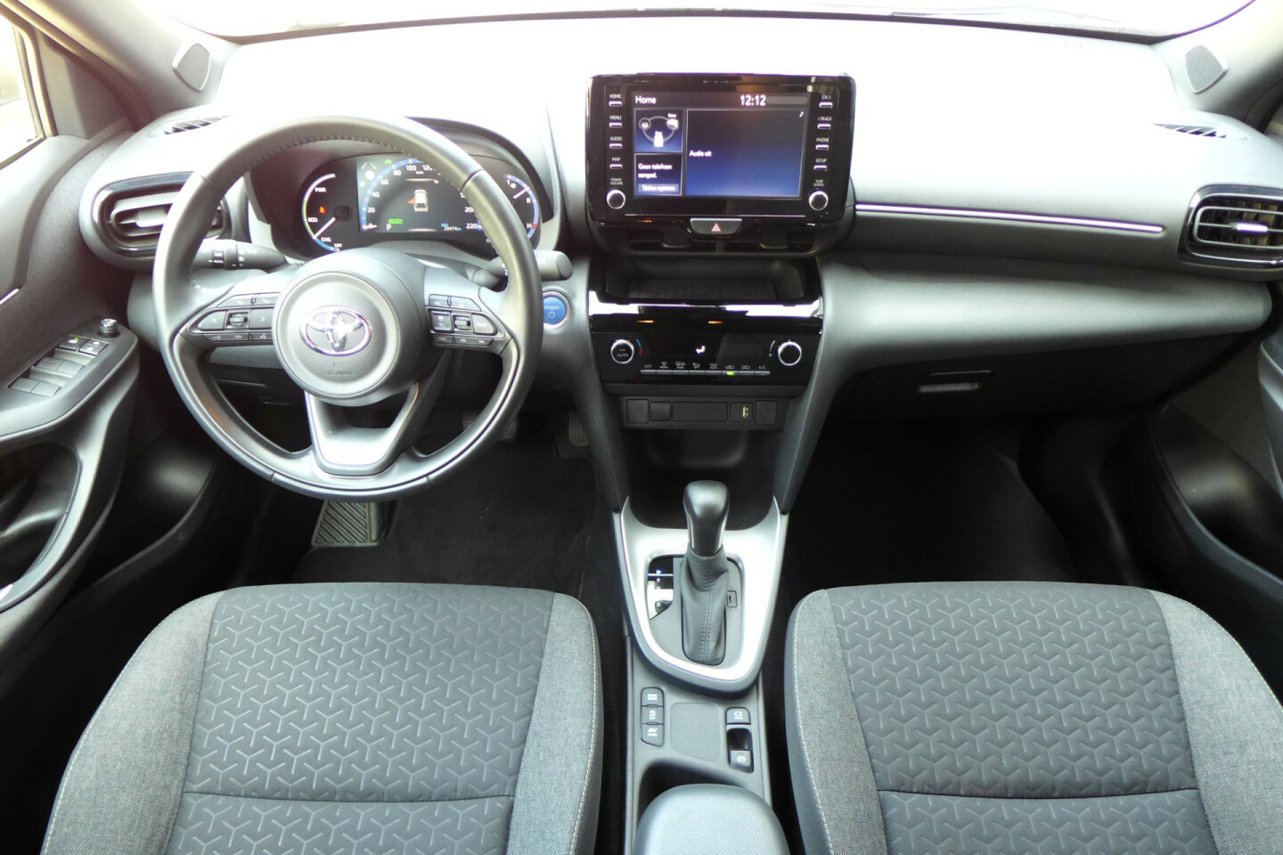 Toyota-Yaris Cross-18