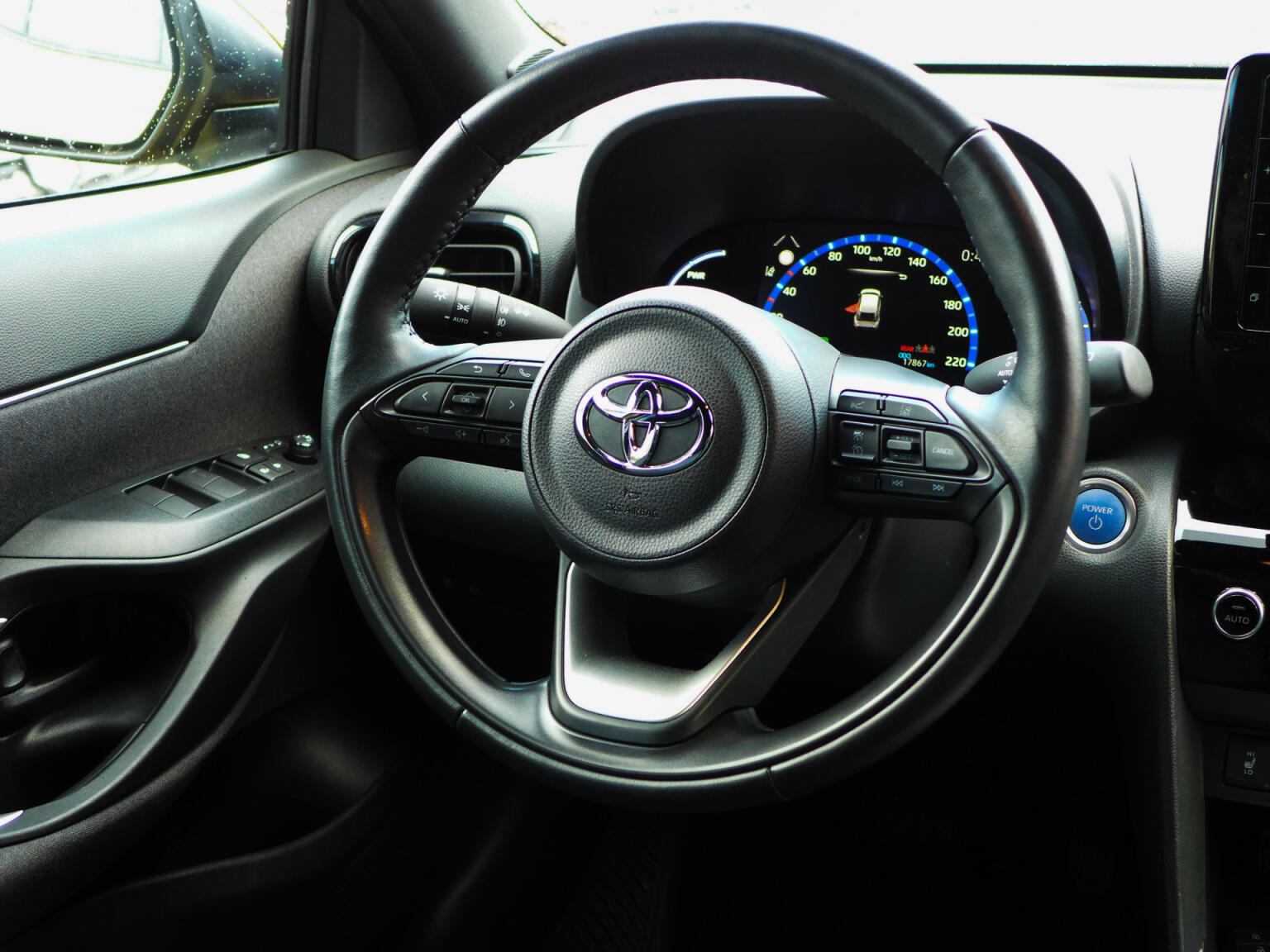 Toyota-Yaris Cross-14