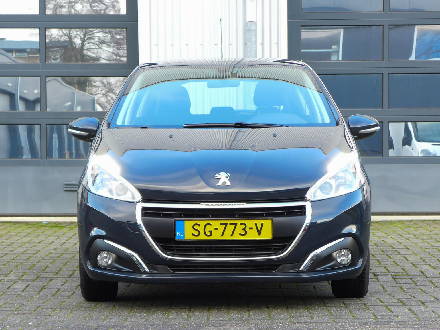 Peugeot-208-1